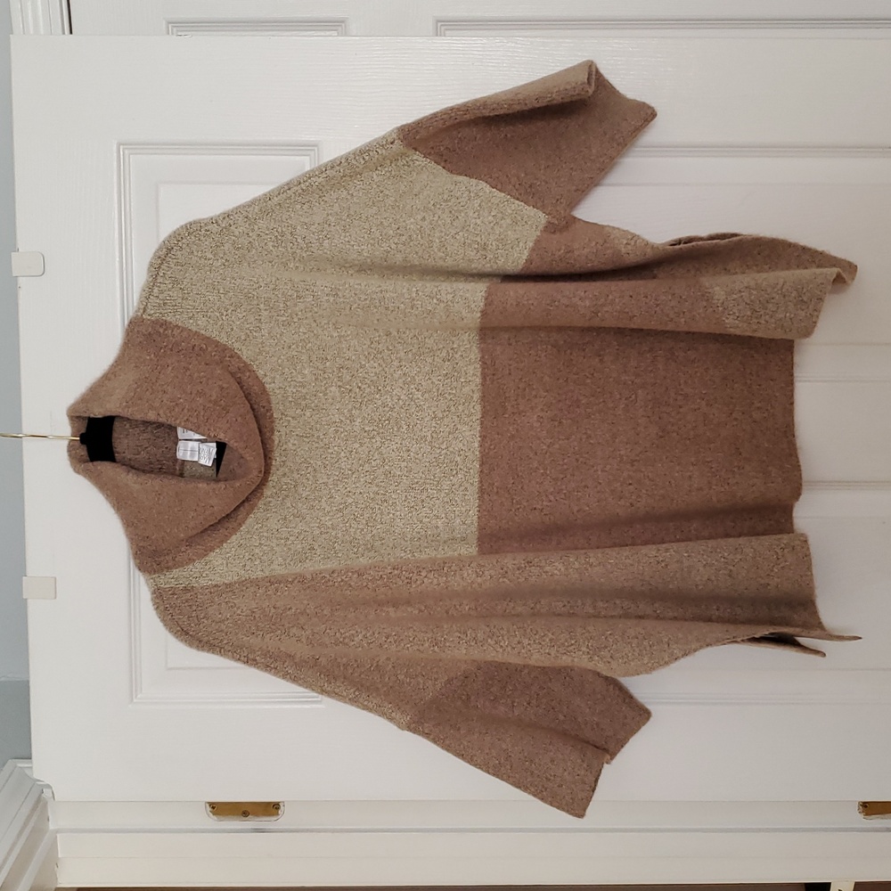 MARLAWYNNE latte colorblock pattern poncho with turtleneck.